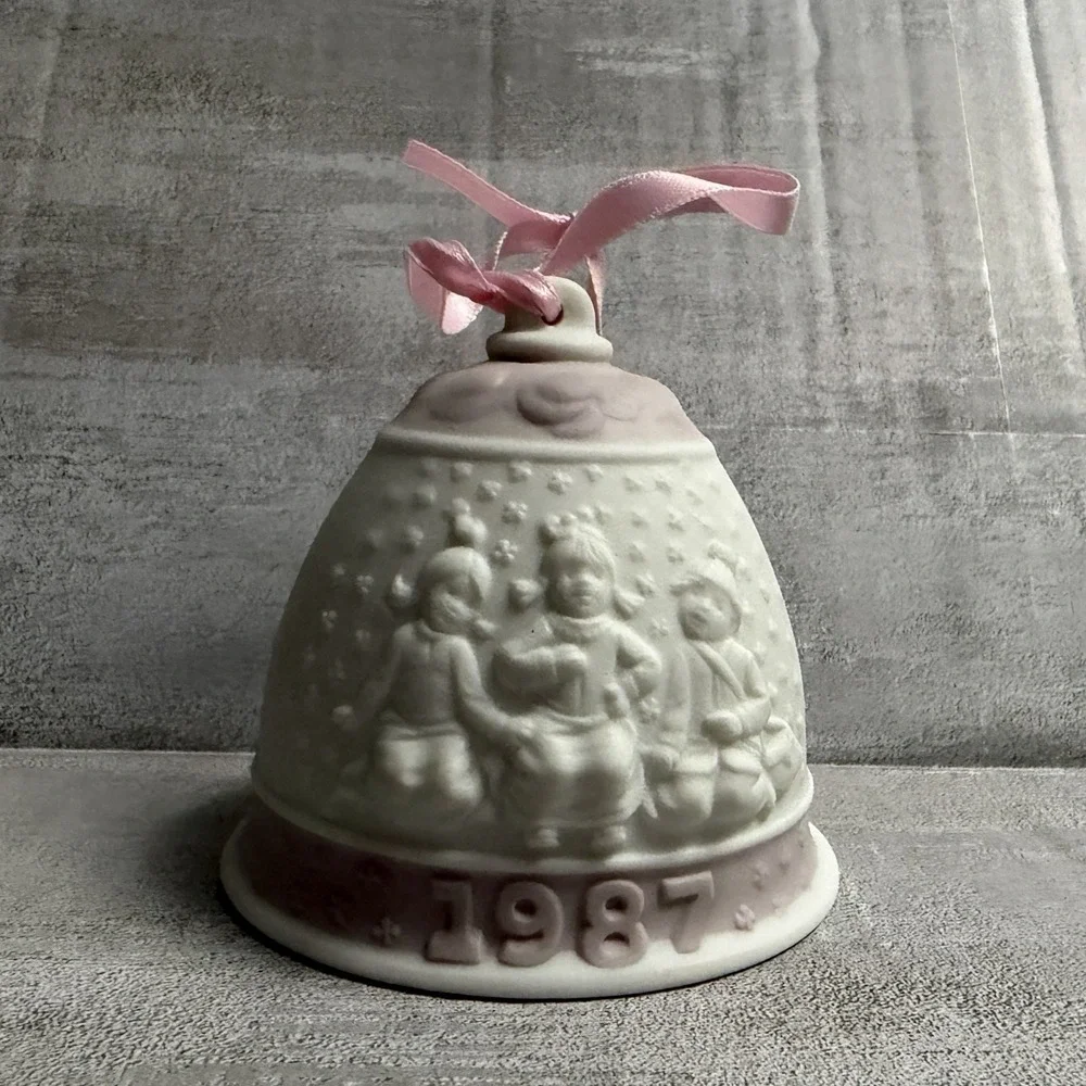 Vintage 1987 LLADRO 5458 Christmas Bell Ornament Campanita Navidad Bisque Pink‎